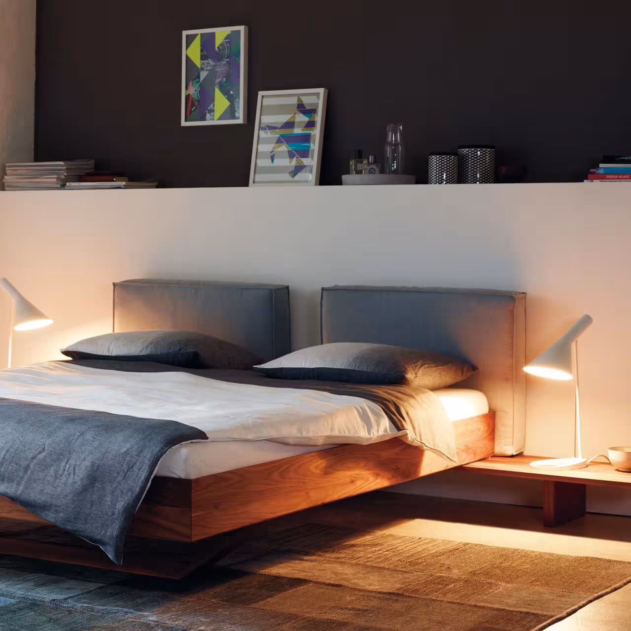 Holzbett B15 braun in Schlafzimmer
