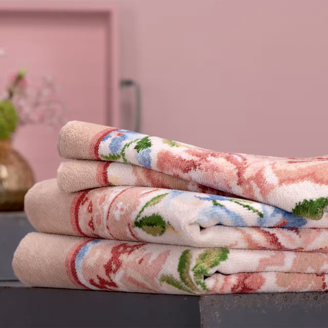 Wohndecke Anthea creme mit rosa Blüten dekoriert