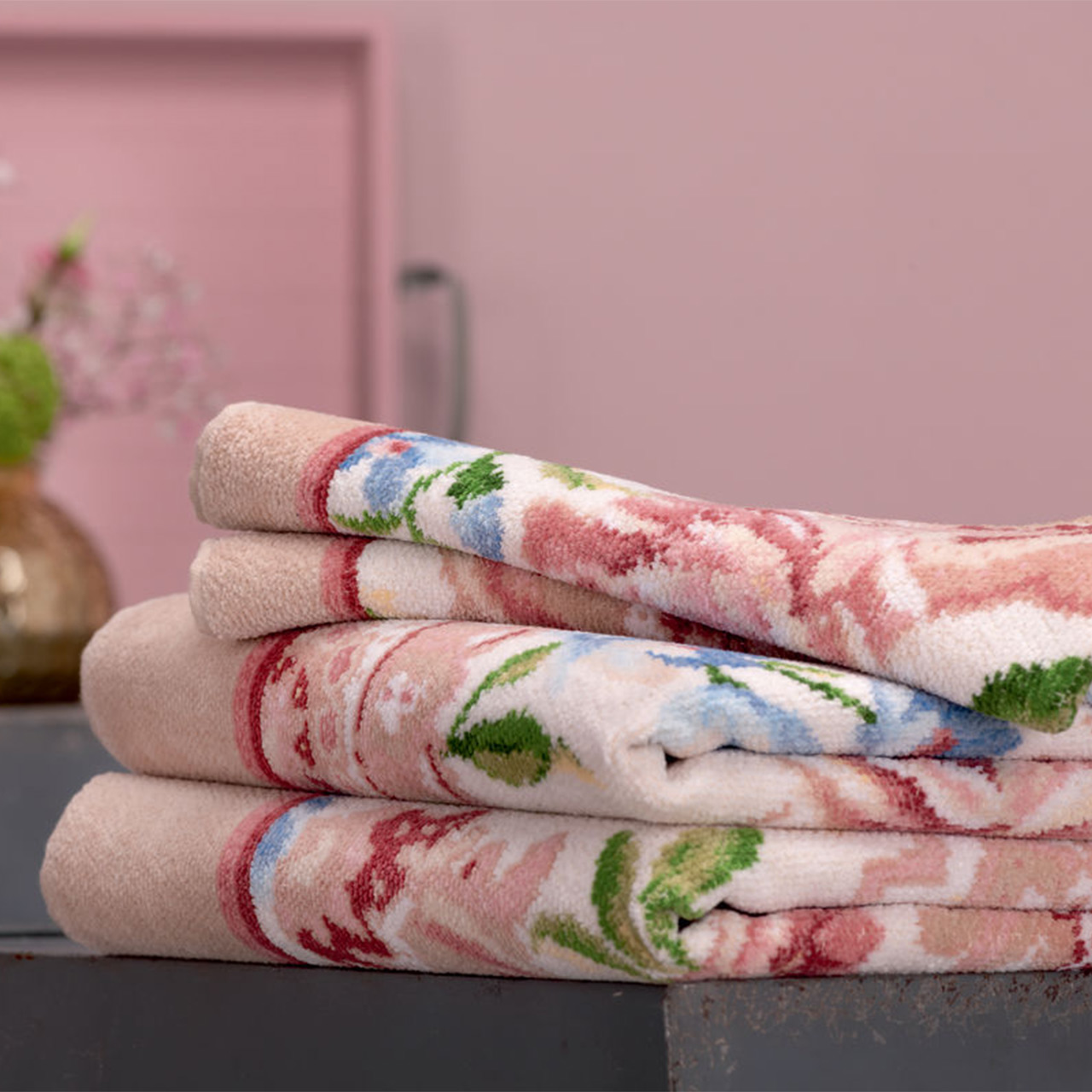 Wohndecke Anthea creme mit rosa Blüten dekoriert