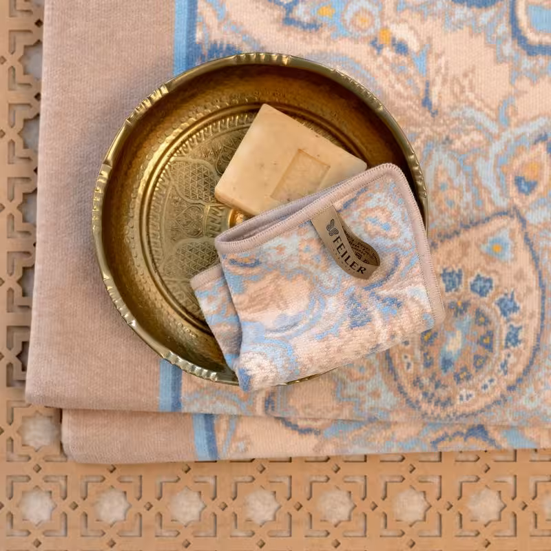 Chenilletuch beige mit blauem Paisley dekoriert in Badezimmer