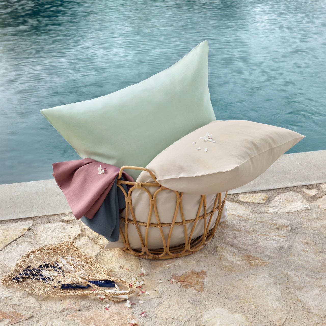 Kissen, Korb, Dekoration, Sitzkissen, Stilvolles Accessoire, Kopfkissen Mira an Pool in Korb dekoriert