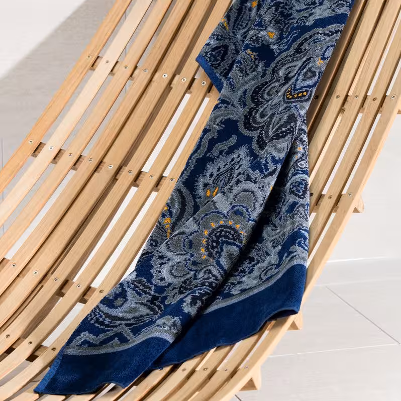 Chenilletuch Djamal dunkelblau mit Paisleymuster Detail