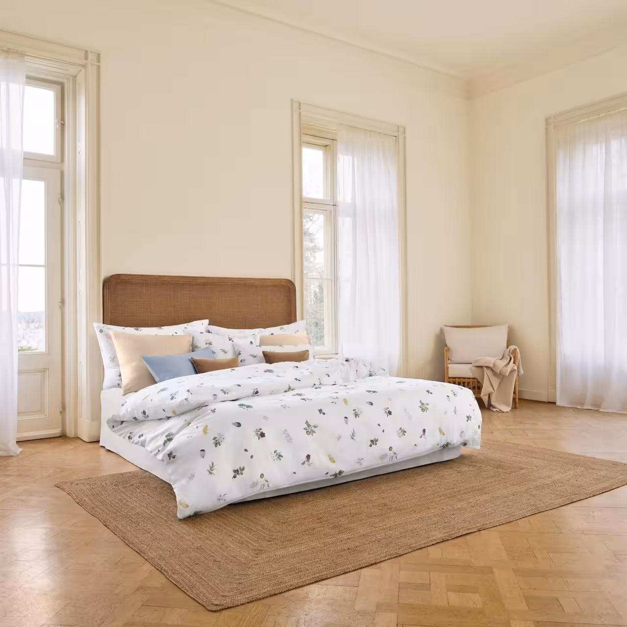 Bett, Bettwäsche, Blumenmuster, Kopfteil-Holz, Teppich, 