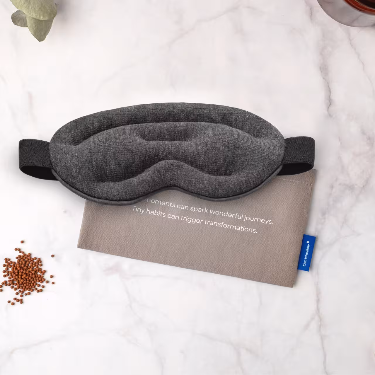 Schlafmaske mit Beutel liegend