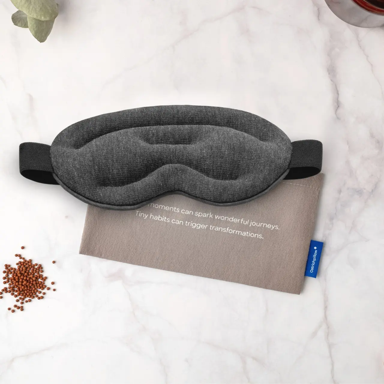 Schlafmaske mit Beutel liegend