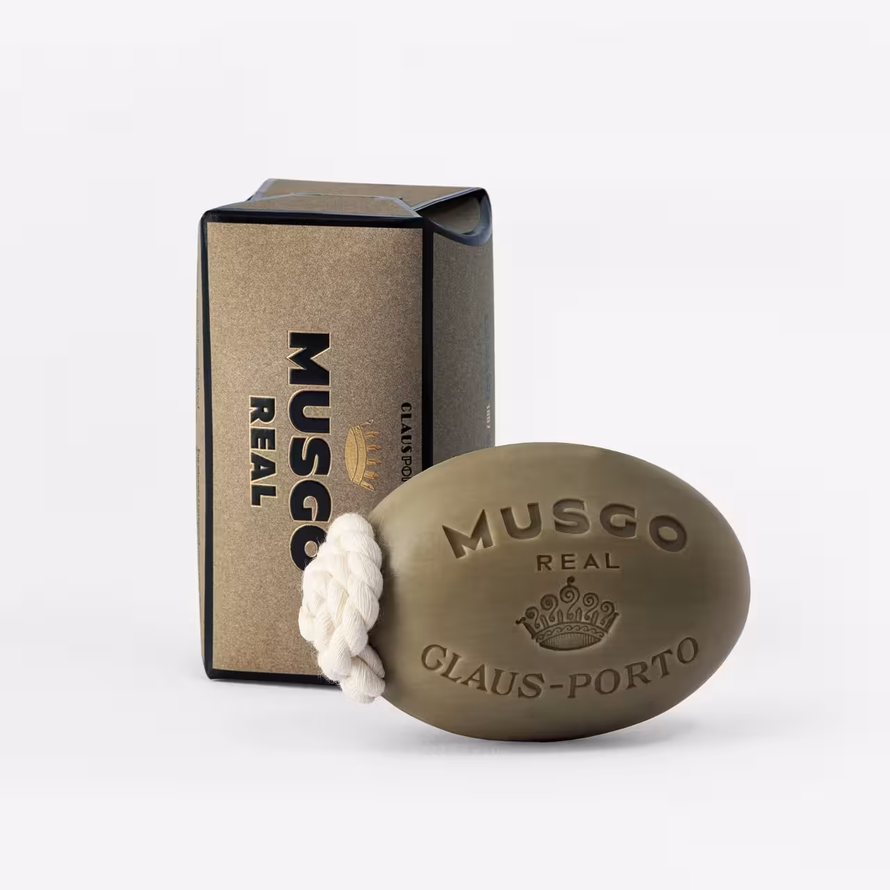 Seife Musgo Real Verpackung beige gold mit Seifenstück am Seil in olivgrün
