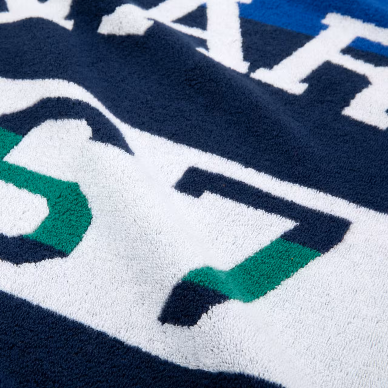 Strandtuch Bates blau, navy grün, weiß Detail