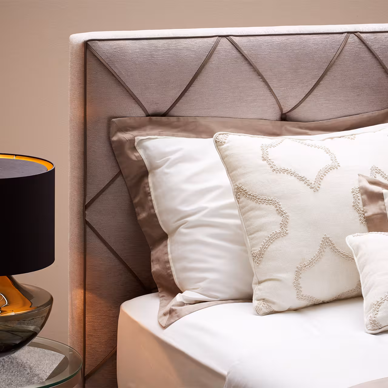 Polsterbett Origins Opal grau und beige Detail Kopfteil