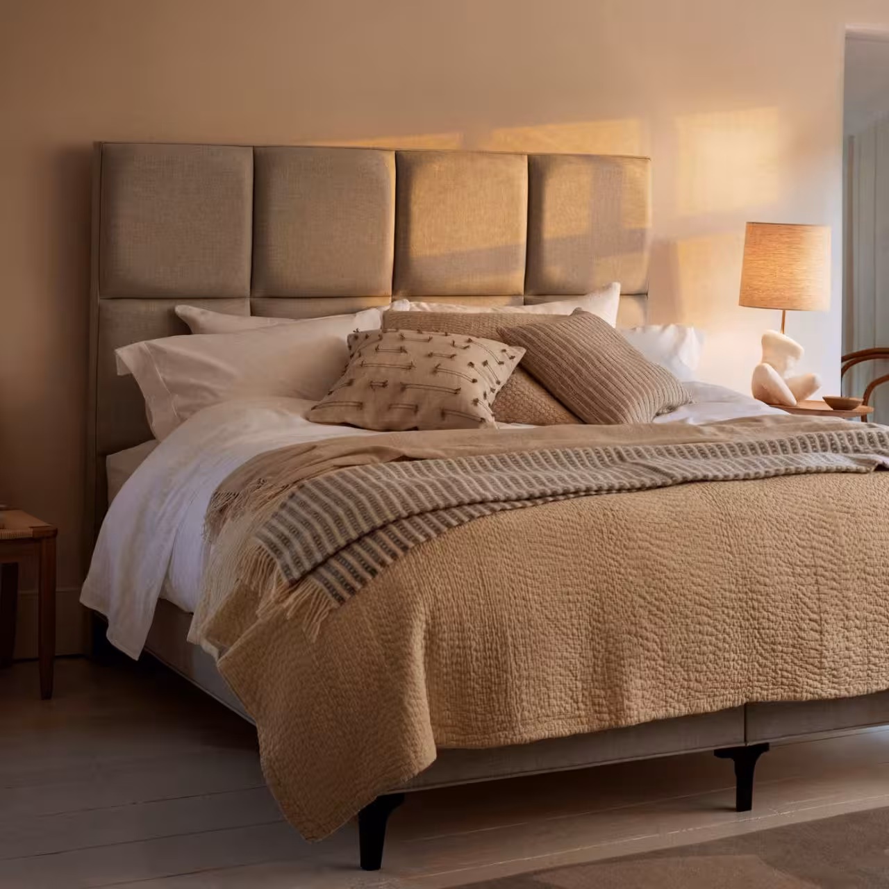 Edles Bett in Zimmer in Beigetönen