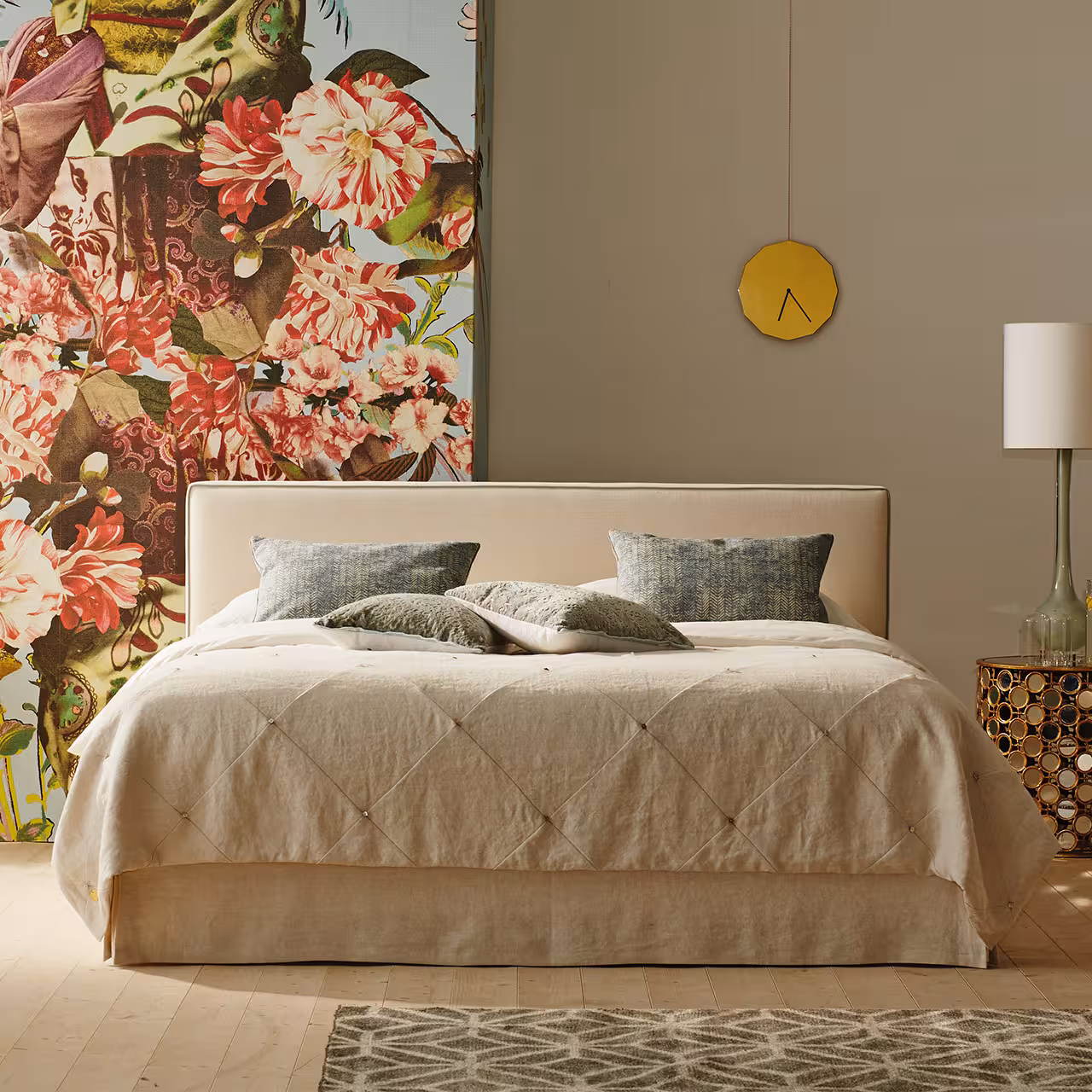 Polsterbett Linea beige in elegantem Schlafzimmer 