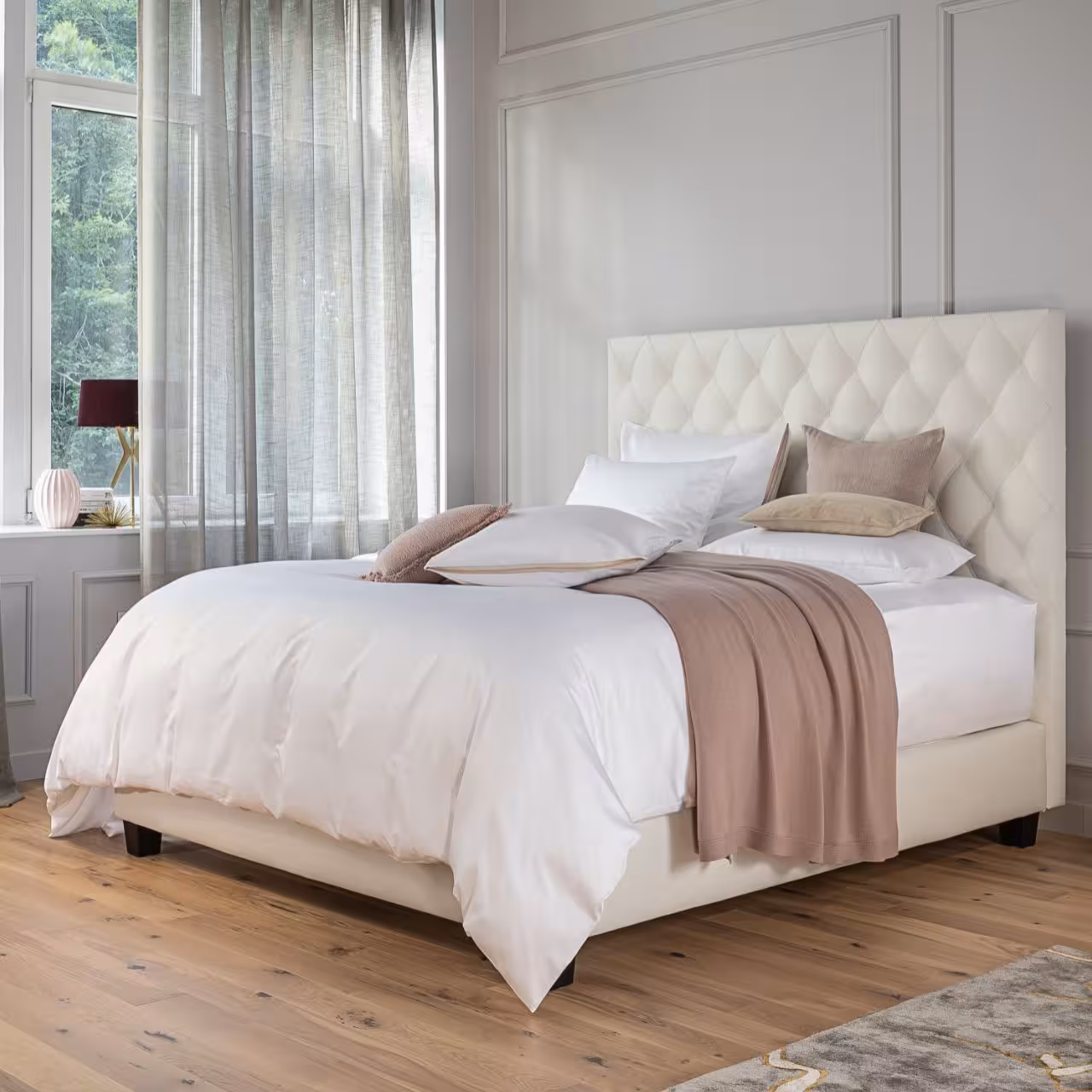Weißes Bett mit Diamantsteppung