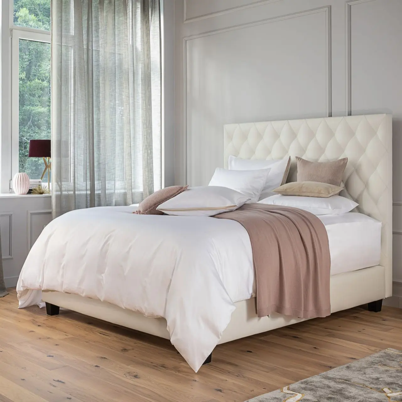 Weißes Bett mit Diamantsteppung