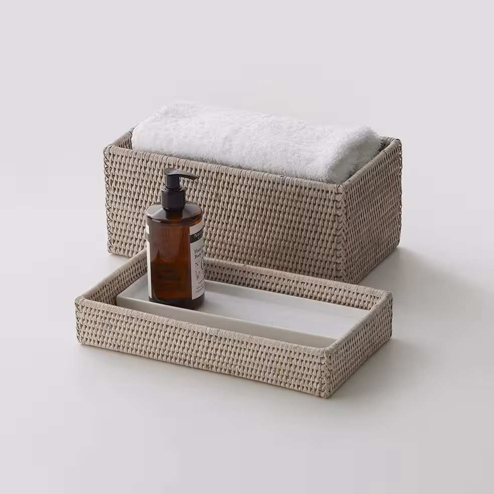 Zwei Körbe für Badaccessoires aus Geflecht, beige, dekoriert mit Handtuch und Seife