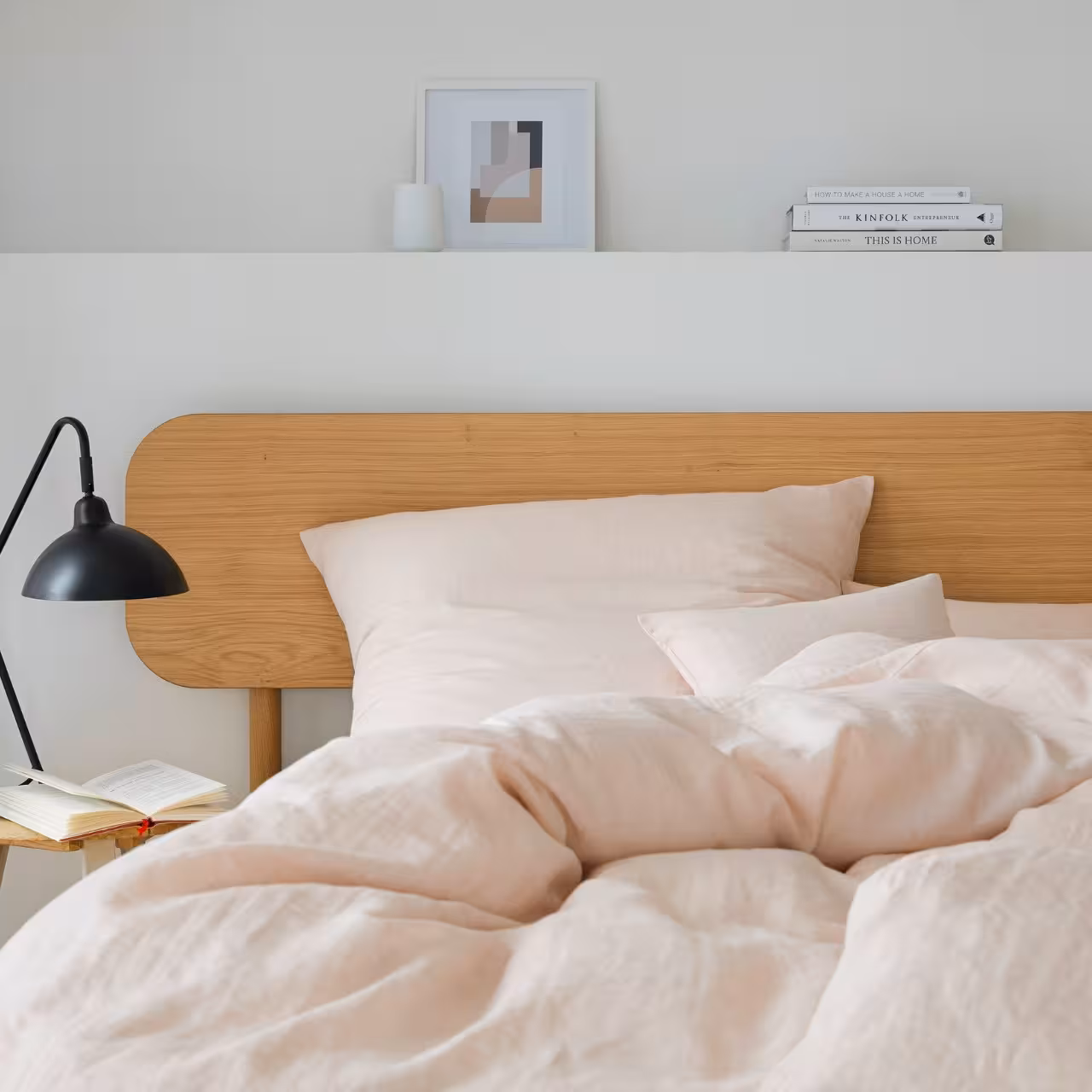 Bettwäschegarnitur Breezee apricot auf Bett in Schlafzimmer