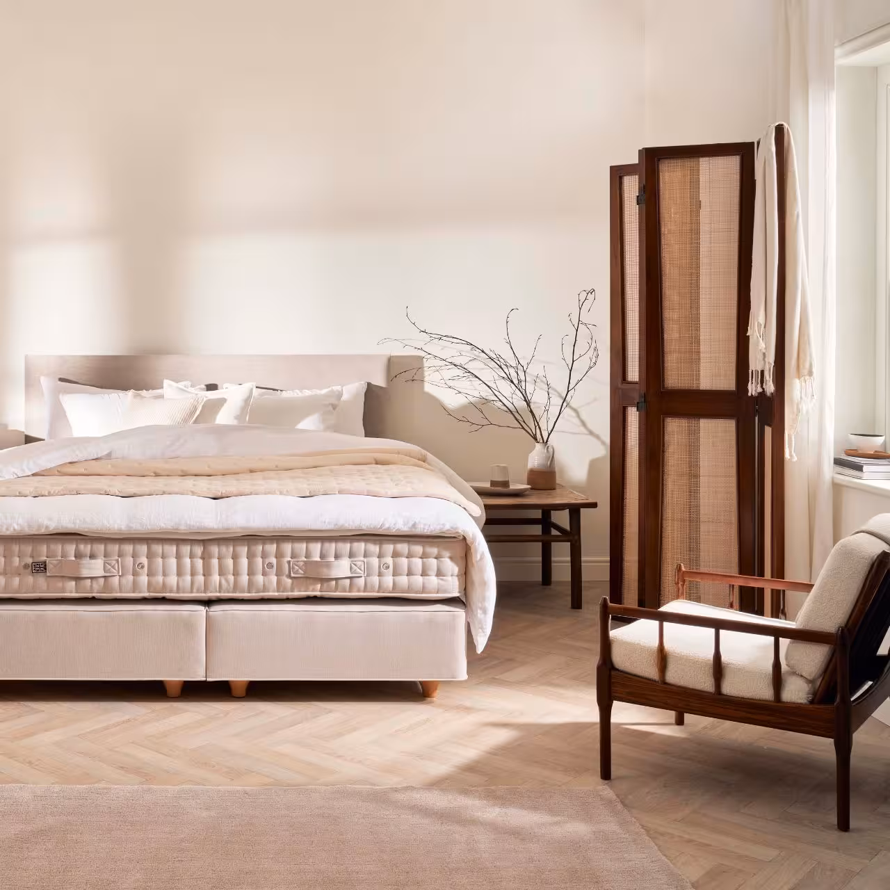 Polsterbett Monochrome beige in Schlafzimmer