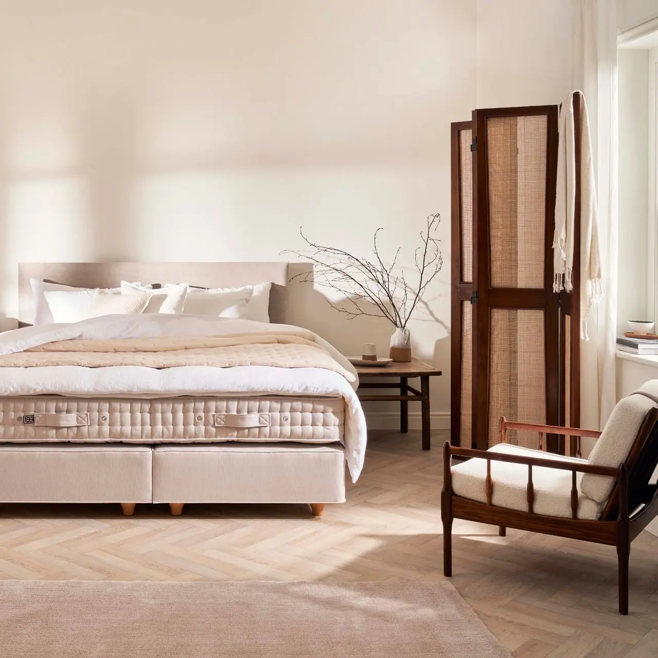 Polsterbett Monochrome beige in Schlafzimmer