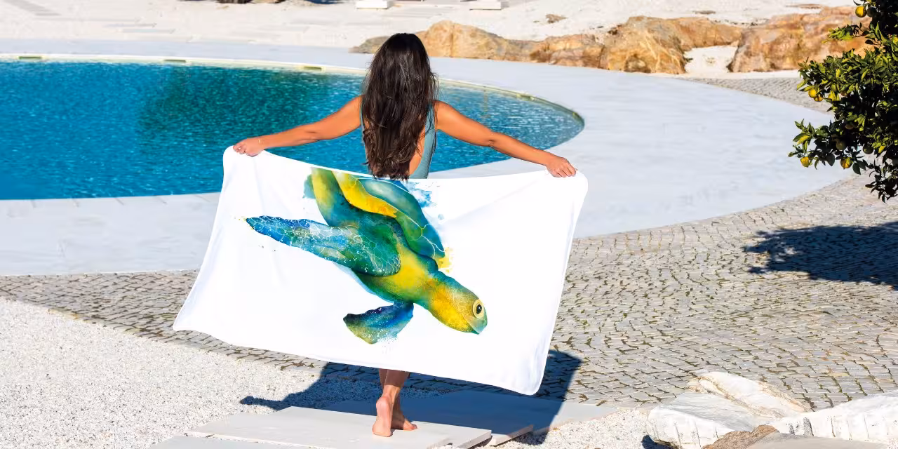 Frau mit großem Strandtuch von Grazzioza