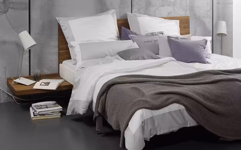 Bett, Bettwäsche, Bettdecke, Kissen, Nachttisch, 