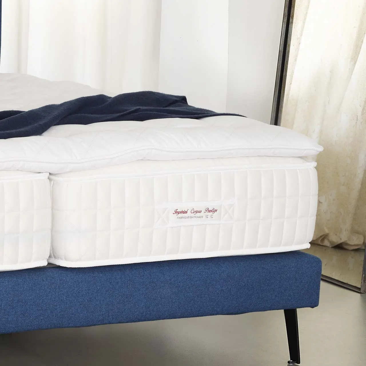 Matratze auf blauem Polsterbett in Schlafzimmer