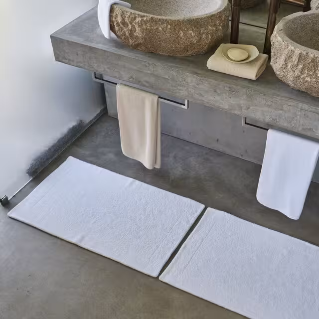 Duschvorleger Double weiß vor Waschbecken