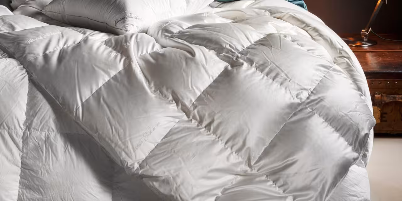Kassettendecke auf Bett 