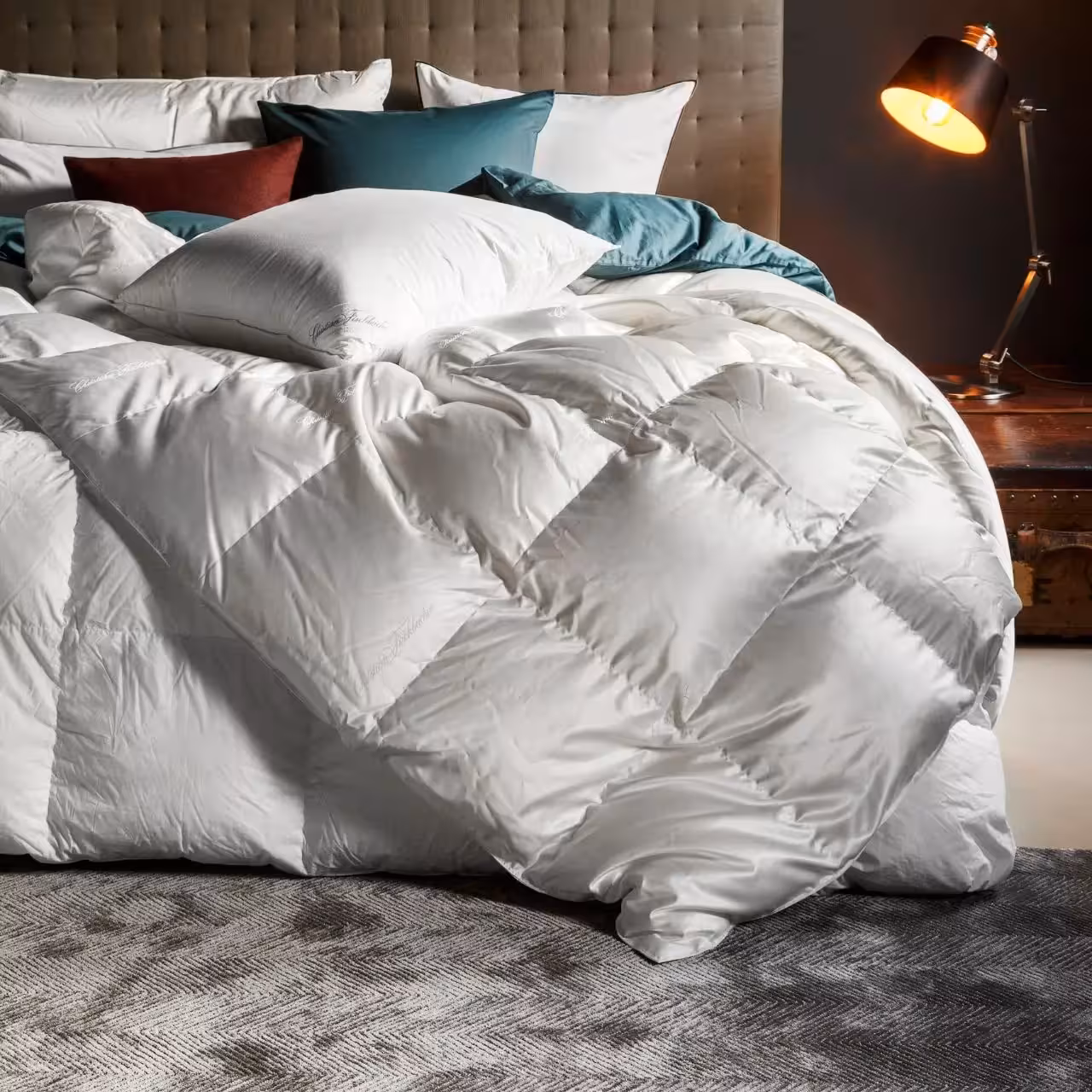Kassettendecke auf Bett mit bunten Kissen