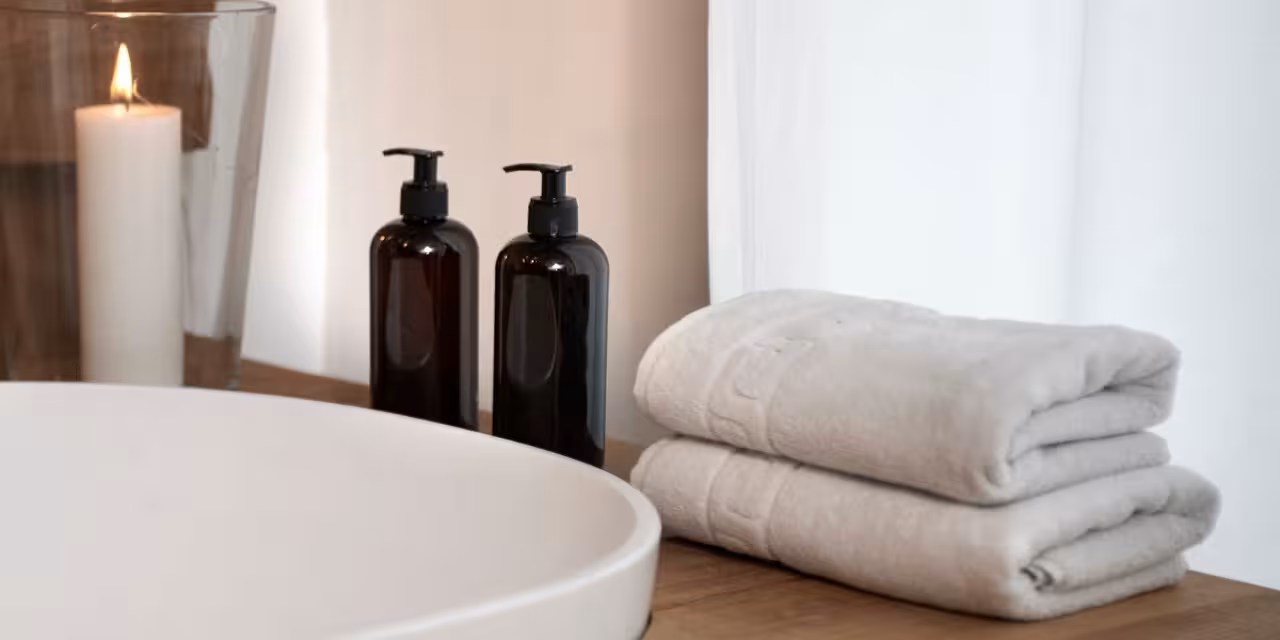 Gefaltete Handtücher neben Waschbecken