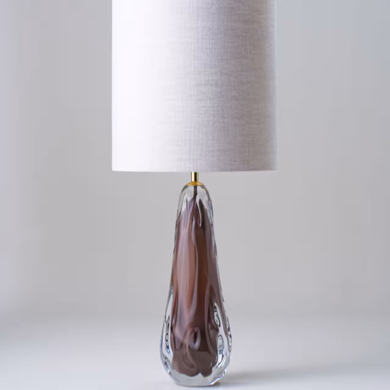 Tischleuchte Avocado mit braunem Glasfuß und grauem Schirm