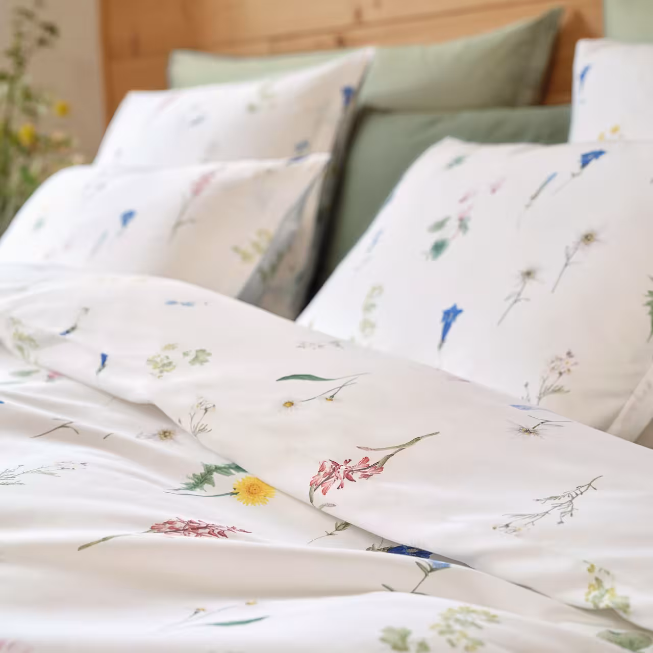 Bettwäschegarnitur Flurina bunte Blumen auf weiß in Schlafzimmer Detail
