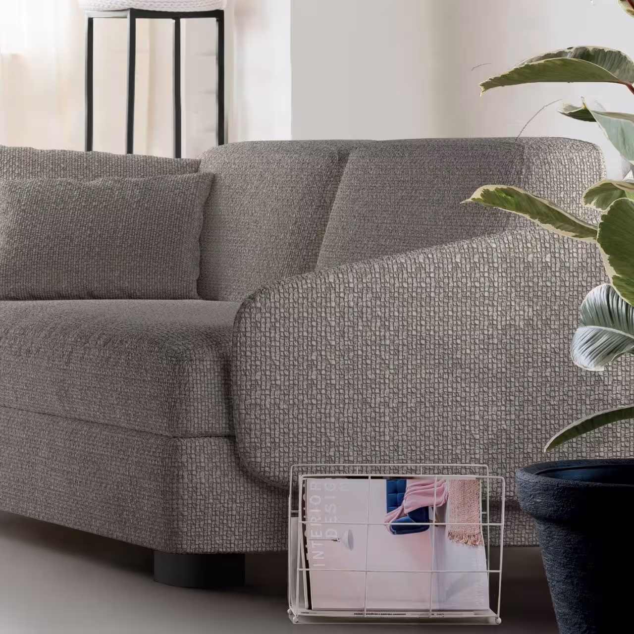 Schlafsofa Vivien graubeige Detail Armlehne in Wohnzimmer 