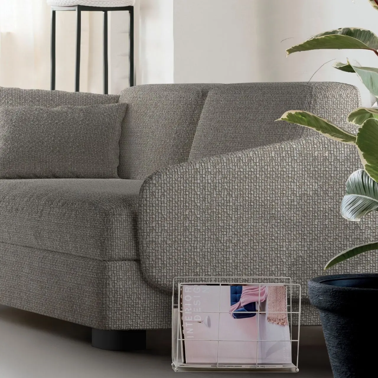 Schlafsofa Vivien graubeige Detail Armlehne in Wohnzimmer 