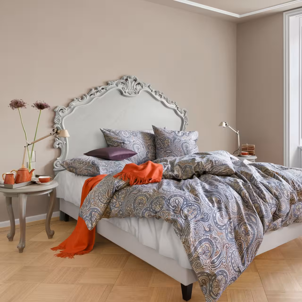 Bettwäschegarnitur Perinn Paisleymuster blau auf Bett in Schlafzimmer