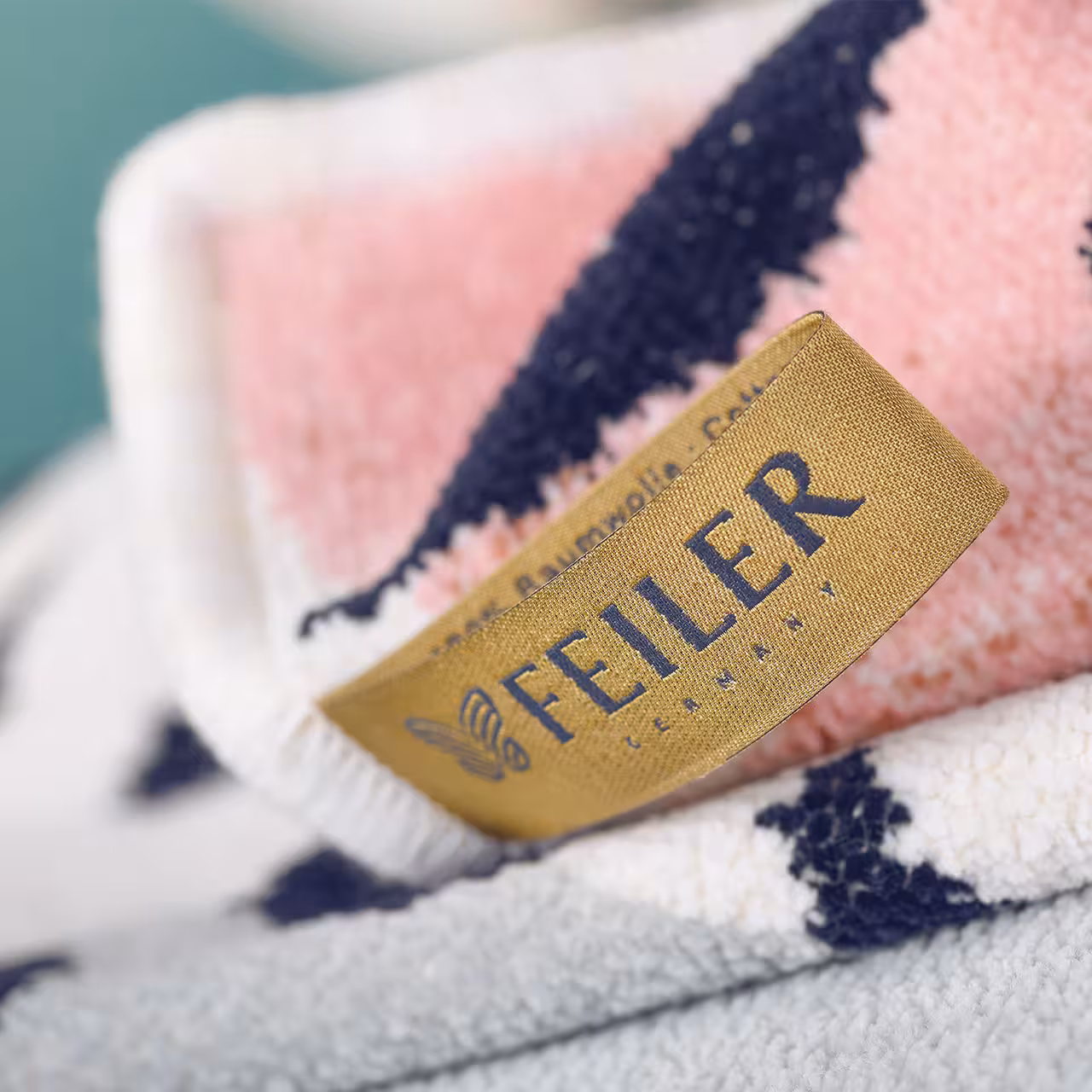 Chenilletuch Stay Wild rosa und beige mit abstraktem Muster Detail