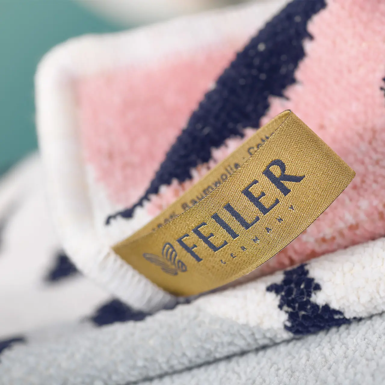 Chenilletuch Stay Wild rosa und beige mit abstraktem Muster Detail