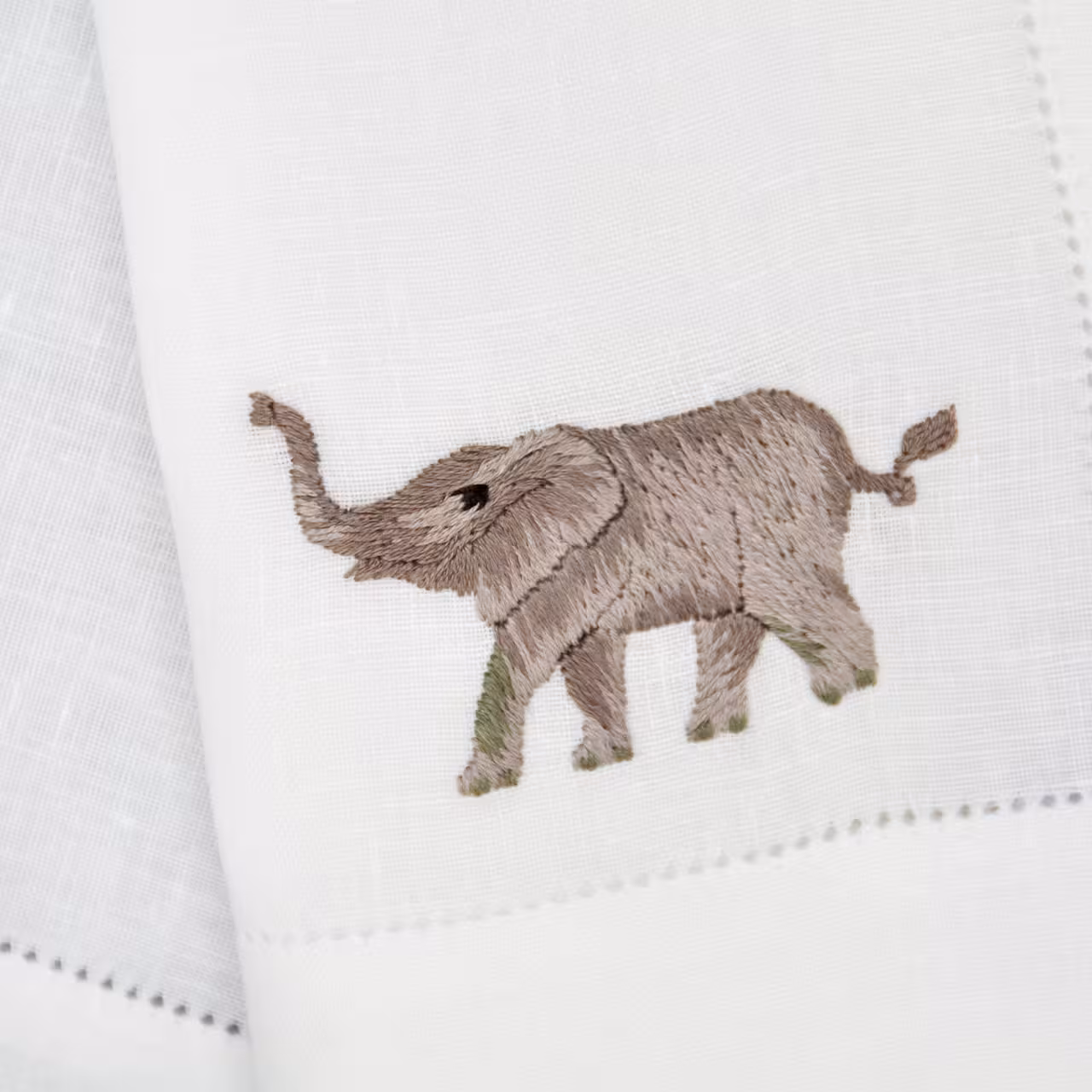 Tischwäsche-Serie Afrika Stickerei auf weiß Elefanten Detail