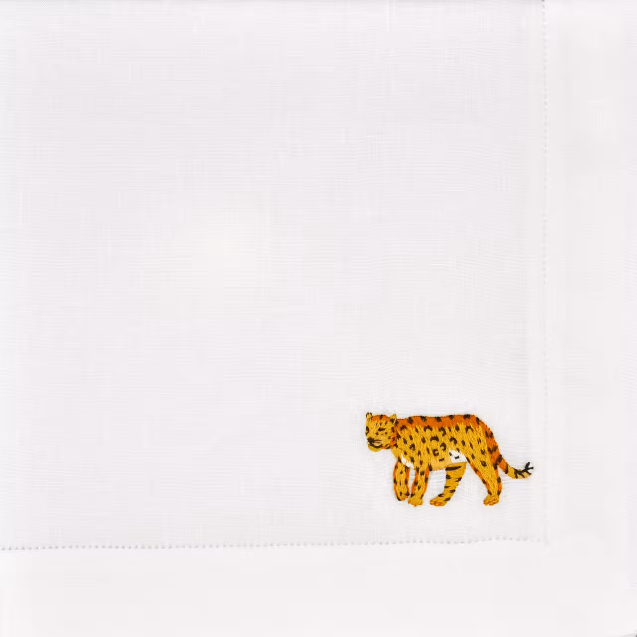 Tischwäsche-Serie Afrika Stickerei auf weiß Leopard Detail