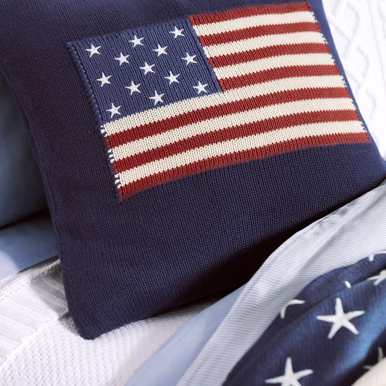Dekokissen Flag dunkelblau mit US Flagge in Bett