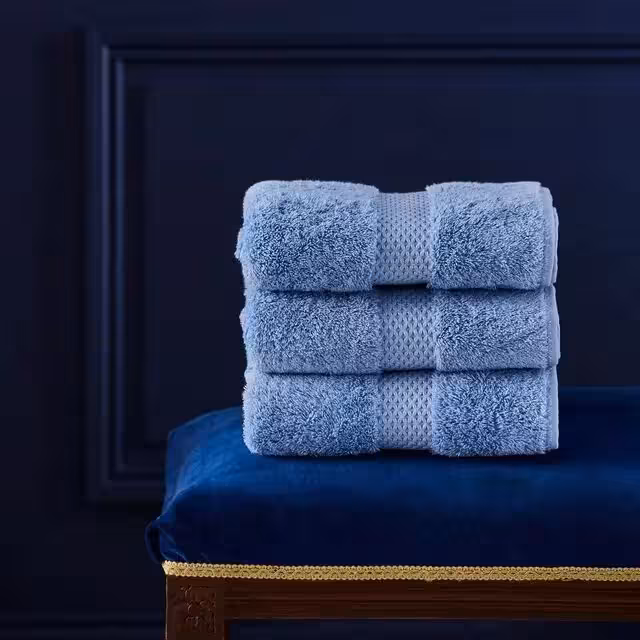 Handtuchstapel Etoile hellblau auf dunklem Hintergrund