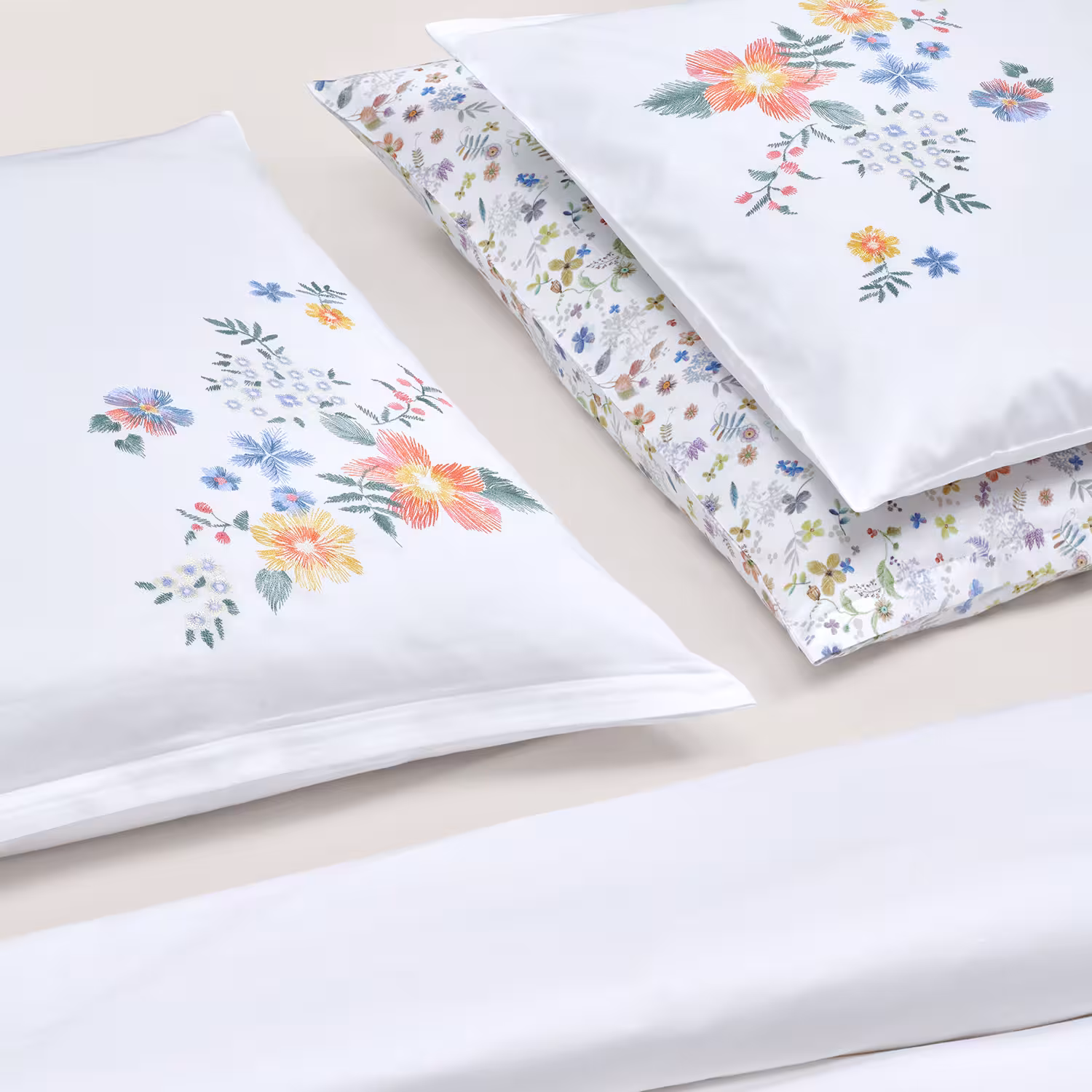 Bettwäschegarnitur Diana weiß mit bunten Blumen bestickt 