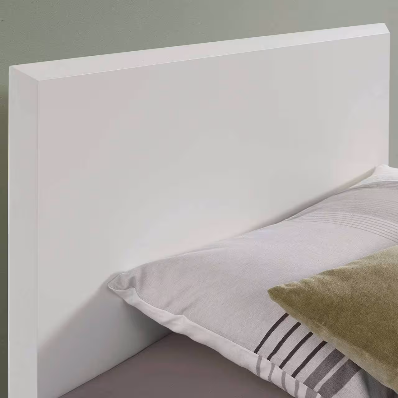 Komfortbett Lugano weiß Kopfteil in Schlafzimmer