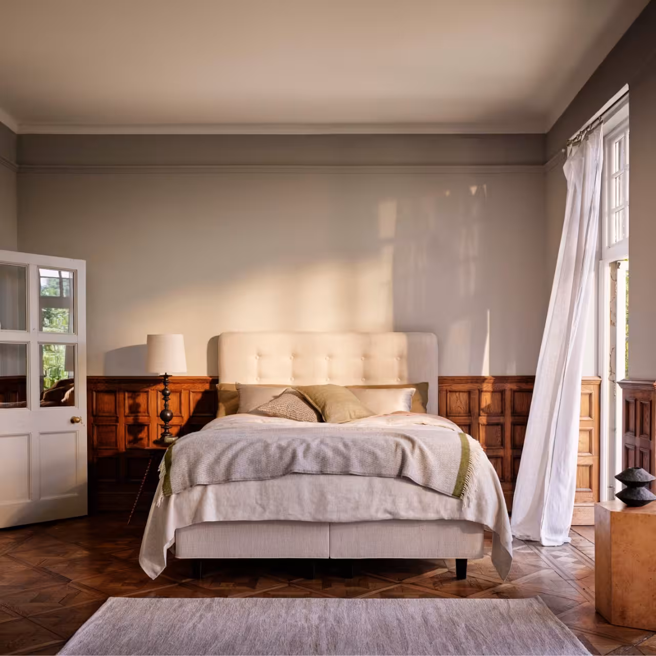 Bett in edlem Zimmer mit Holzboden