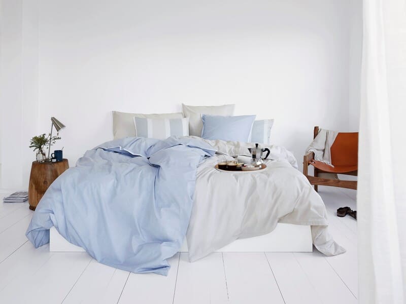 Stilvolles Bett mit Bettwäsche von Schlossberg Switzerland