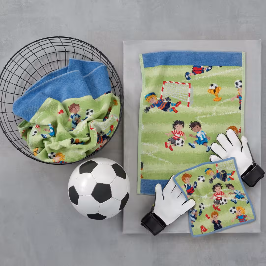 Chenilletuch Soccer grün und blau mit Fußballmotiv dekoriert