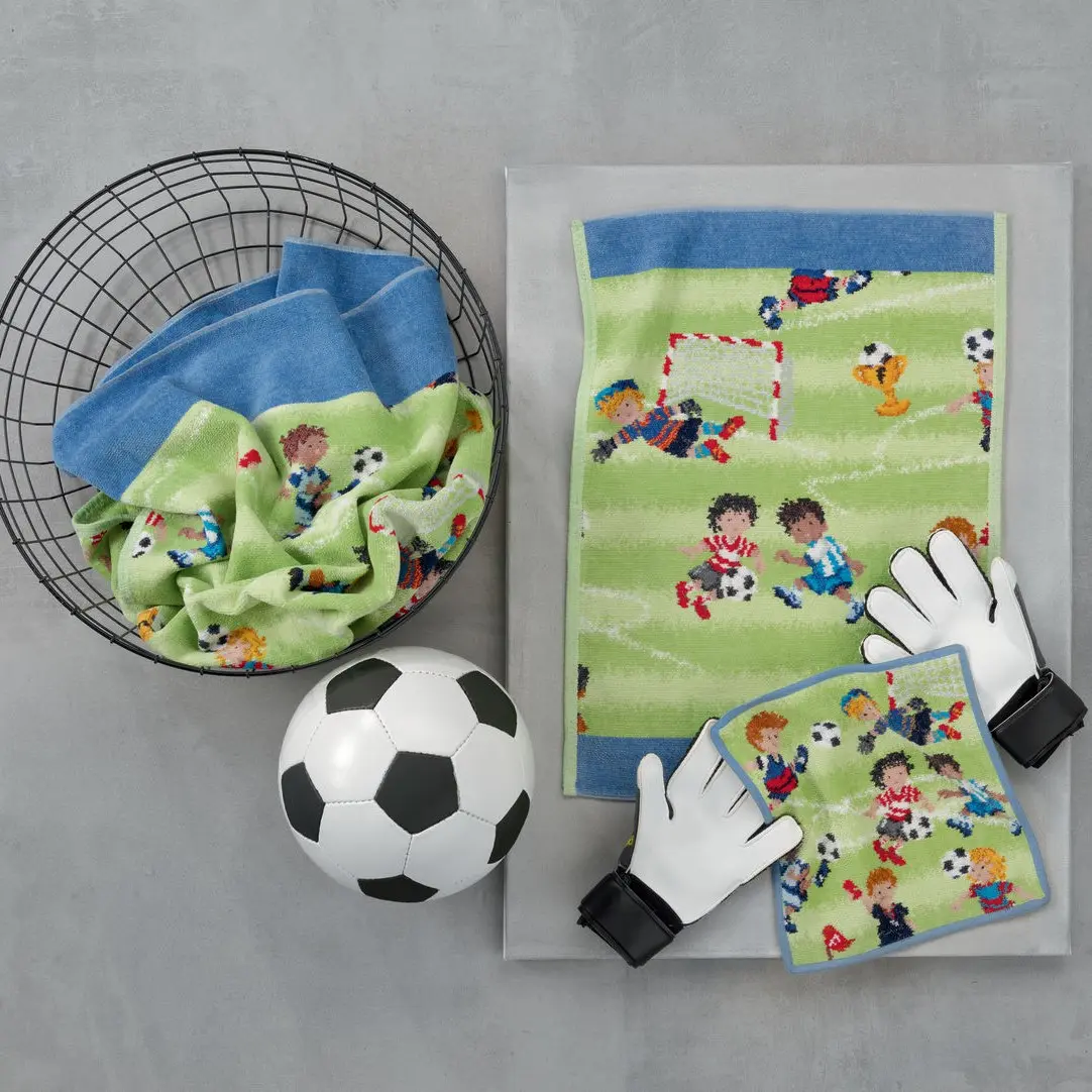Chenilletuch Soccer grün und blau mit Fußballmotiv dekoriert