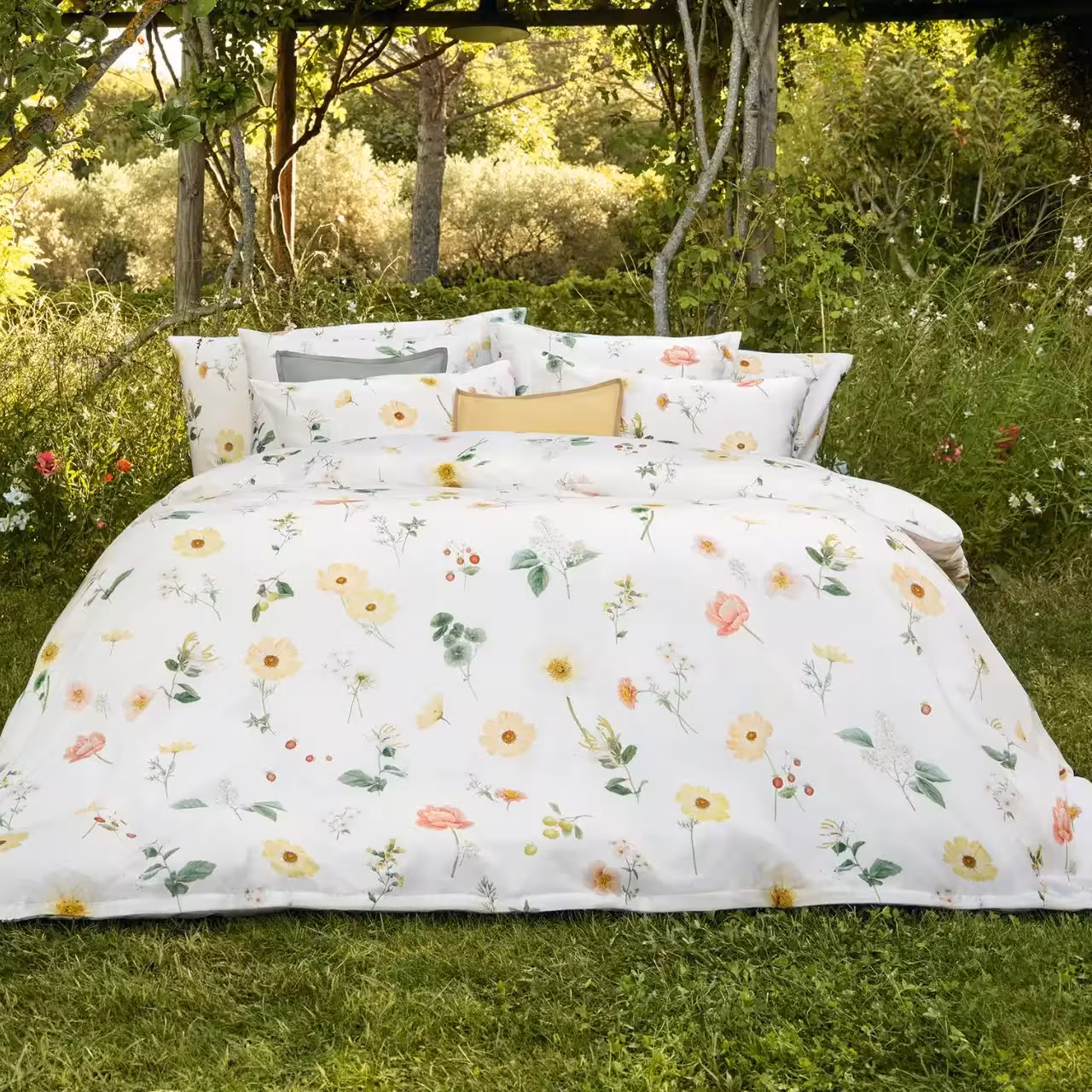 Bettwäsche Garnitur Zinnia weiß mit bunten Blumen in Garten