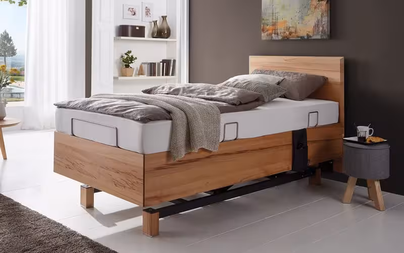 Hohes Einzelbett von Kirchner aus Holz mit Grau- und Beigetönen