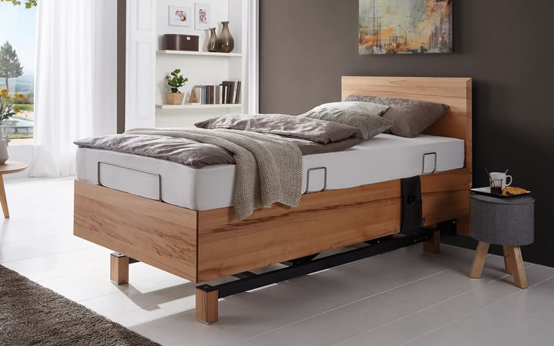 Kirchner Betten für mehr Komfort Hohes Einzelbett von Kirchner aus Holz mit Grau- und Beigetönen