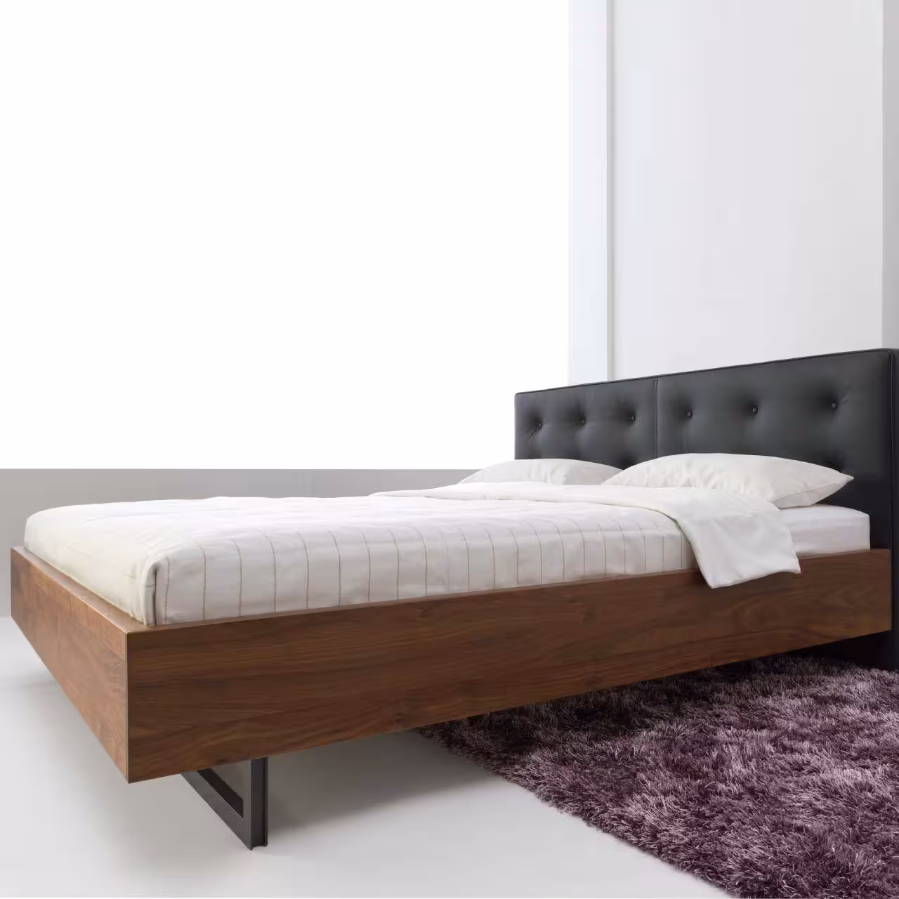 Holzbett Rear dunkles Holz mit gepolstertem Kopfteil in Schlafzimmer                        