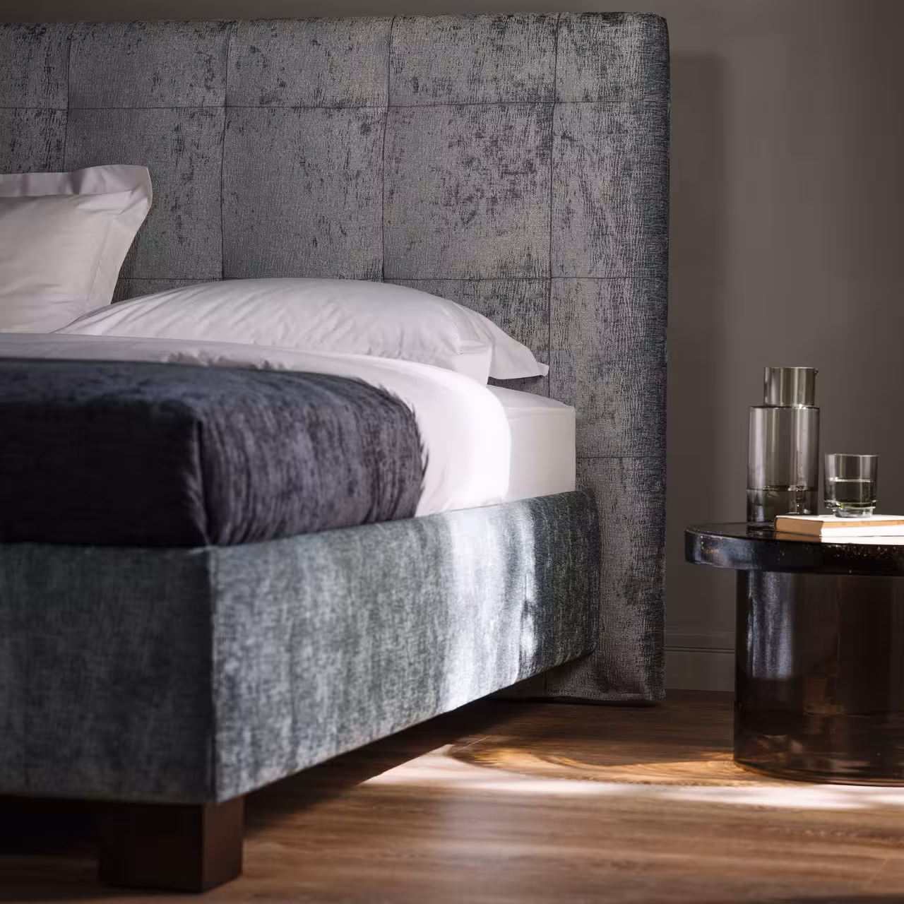 Polsterbett Gala grau in Schlafzimmer