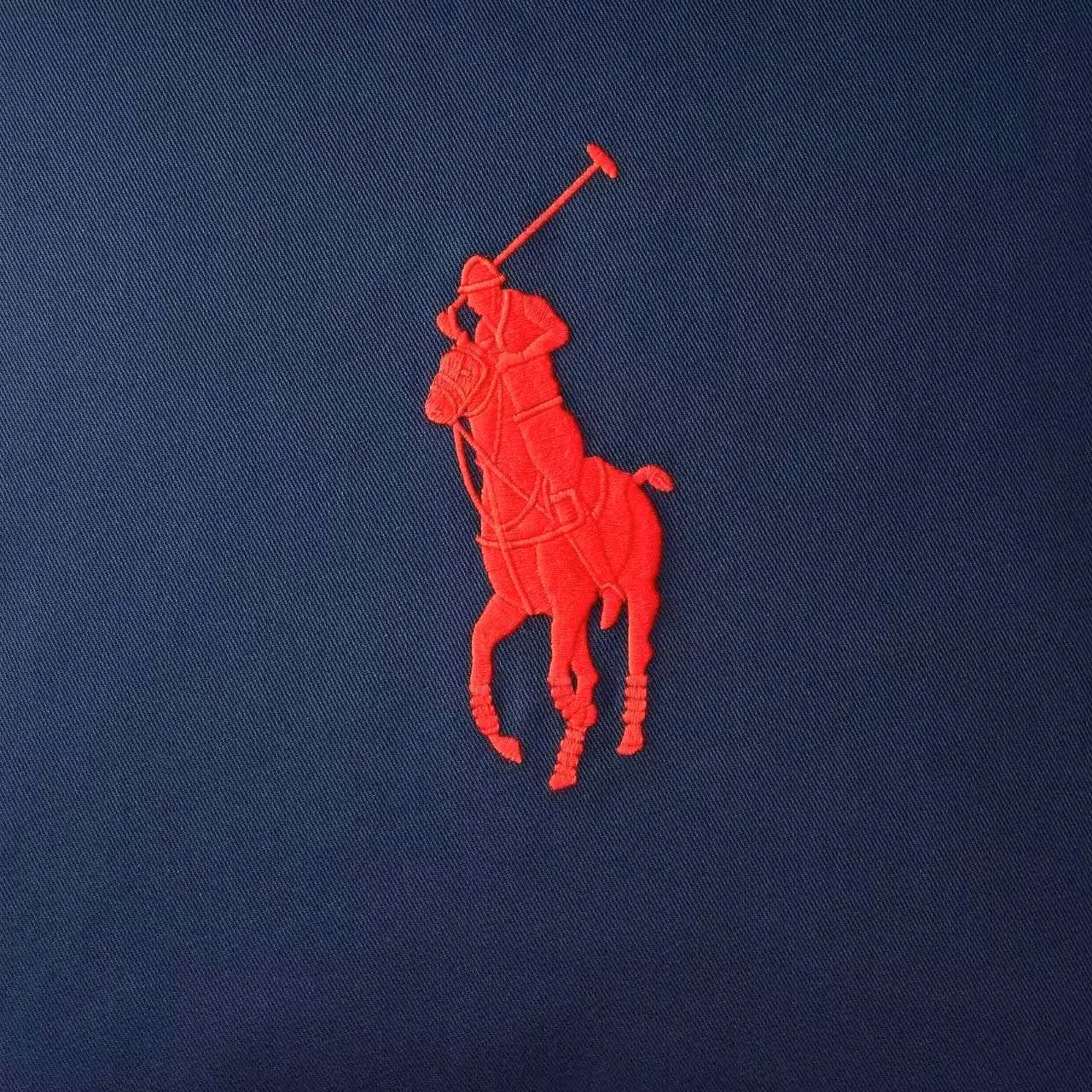 Dekokissen Polo Pony dunkelblau quadratisch mit roter Stickerei Vorderseite Detail